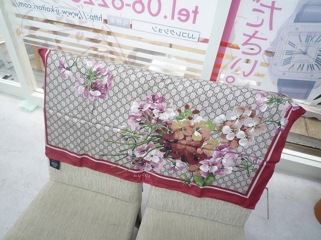 大阪福島区にプレゼントで貰ったグッチのスカーフが高く売れる買取店を知っていますか？