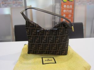 古いフェンディのバッグをJJコレクションイオン東大阪店では高価買取しています!