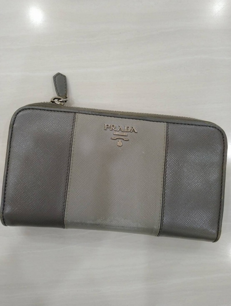 プラダ 財布