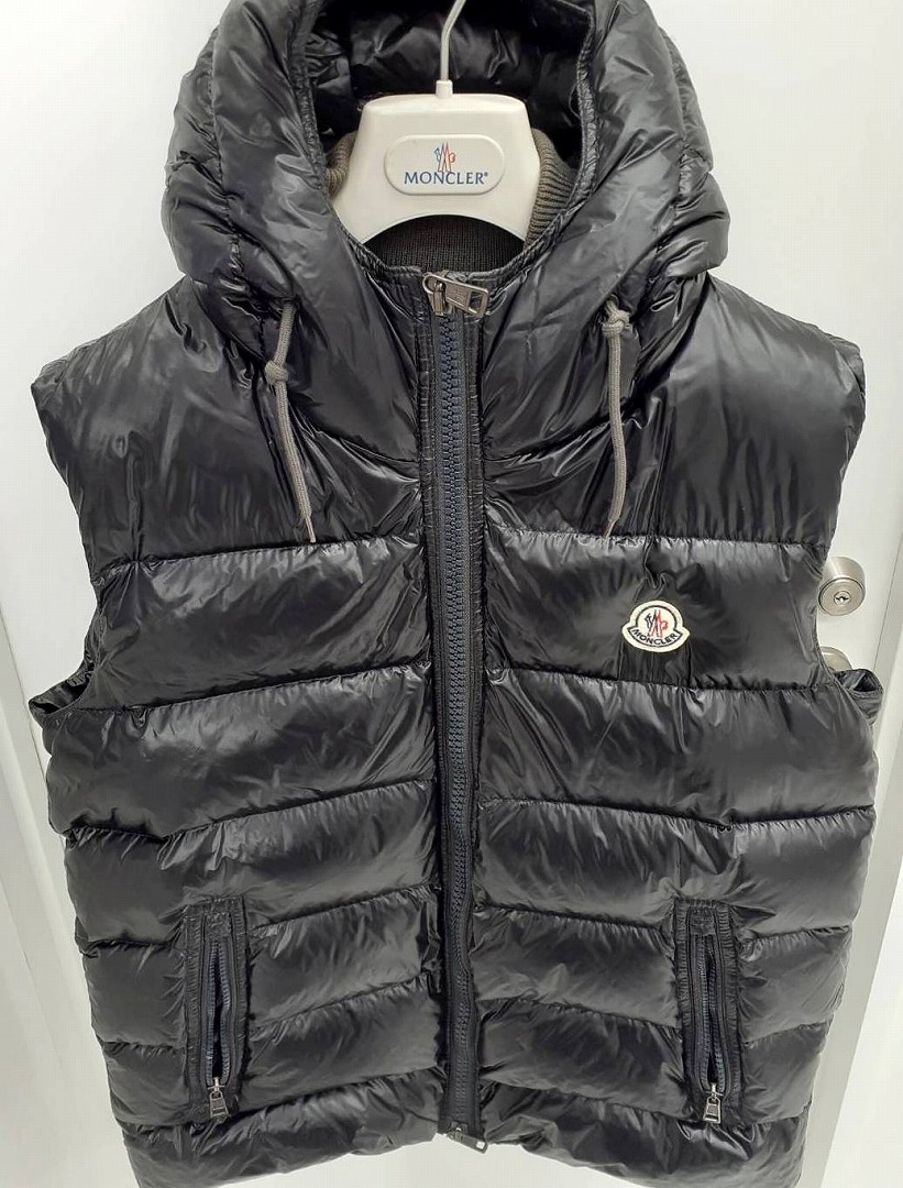 買取実績】モンクレール フード付き ダウンベスト ブラック【買取の