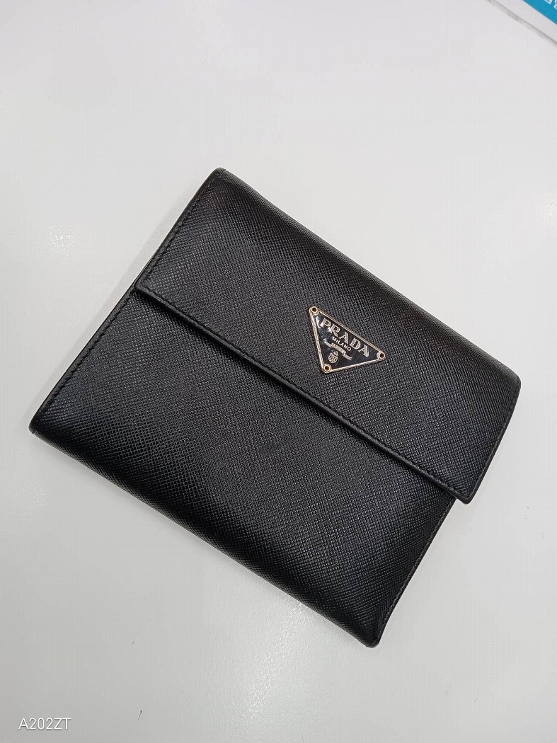 プラダ 財布